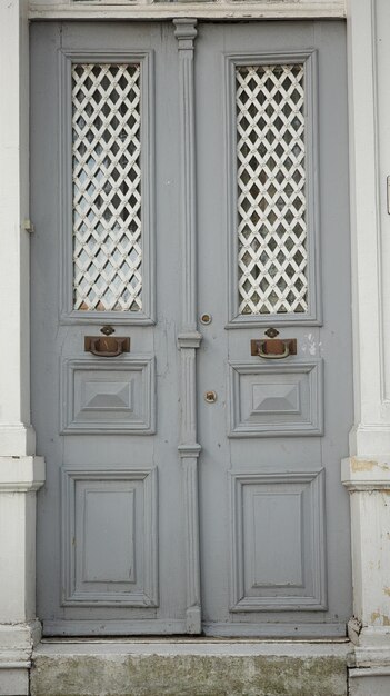 porta di legno grigio