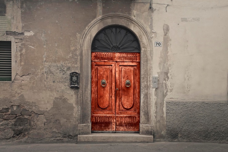 Foto gratuito porta in legno in un edificio d'epoca
