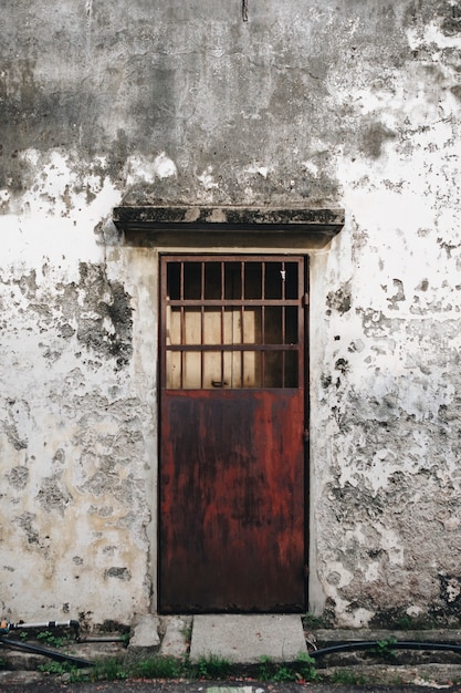 Porta rustica ed esterno di una casa a Penang