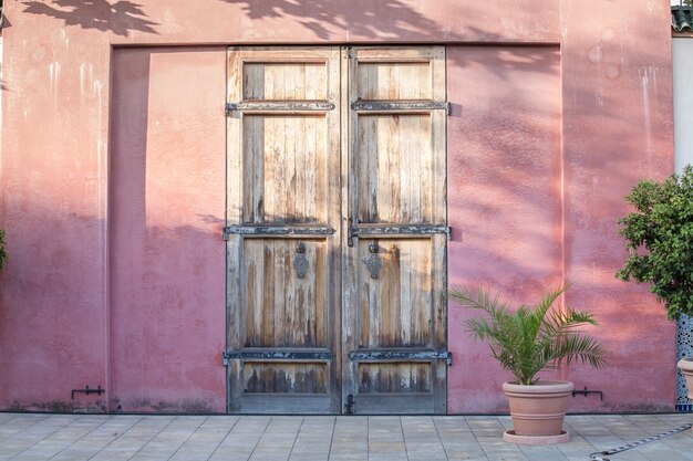 Porta sul muro rosso.