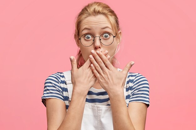 Portait di sguardi femminili biondi stupiti con espressione stupefatta