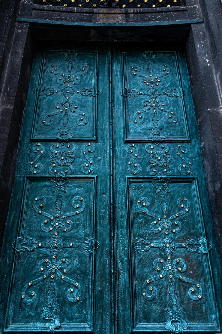 Foto gratuito porte antiche nelle vecchie porte turchesi della cattedrale