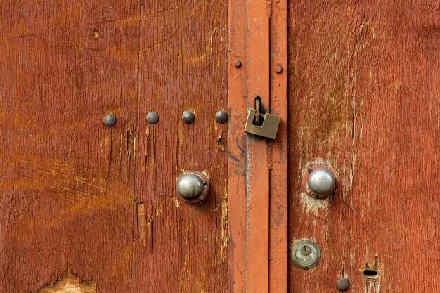 Porte in legno invecchiato con rivetti e serratura in metallo