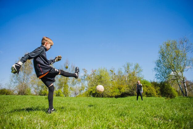 Portiere che colpisce la palla