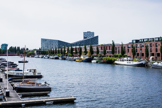 porto della città con yacht. Amsterdam