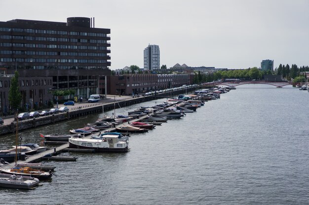 porto della città con yacht. Amsterdam