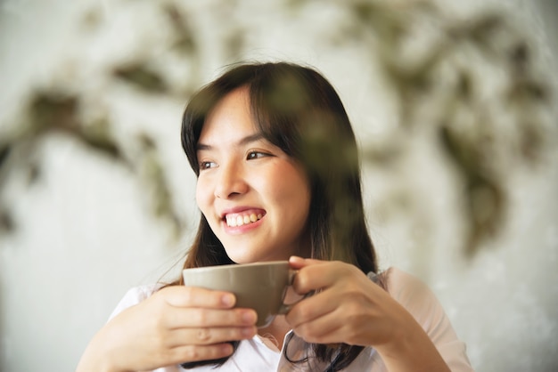 Portriat asiatico adorabile della giovane signora - concetto felice di stile di vita della donna