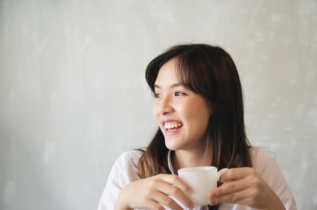 Portriat asiatico adorabile della giovane signora - concetto felice di stile di vita della donna