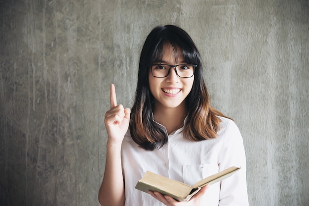 Portriat asiatico adorabile della giovane signora - concetto felice di stile di vita della donna