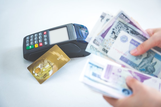 POS di pagamento della carta di credito POS invece di acquisto di pagamento in contanti