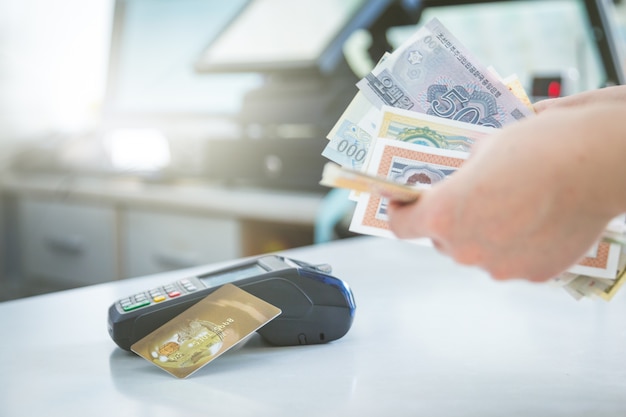 POS di pagamento della carta di credito POS invece di liquidazione di contanti