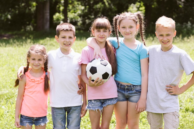 Posa dei bambini di smiley di vista frontale