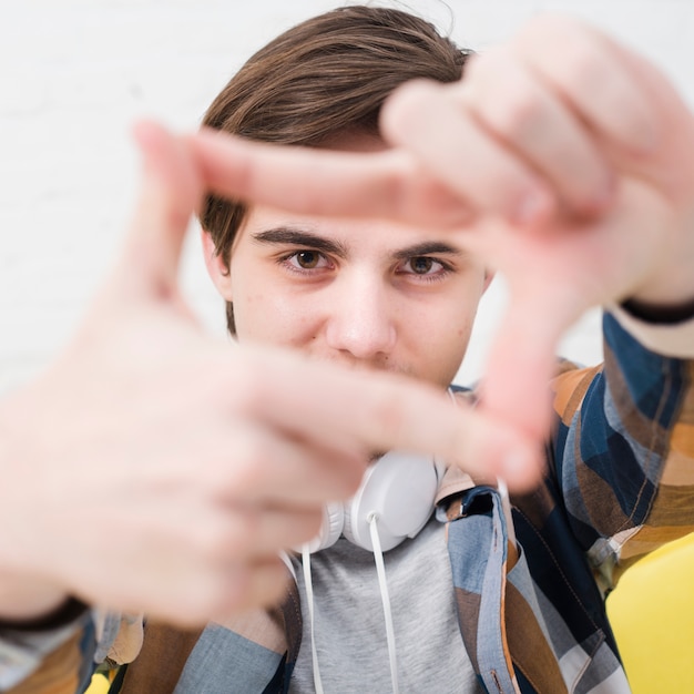 Posa del ragazzo dell&#39;adolescente