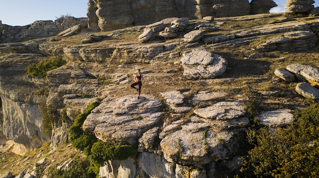 Posa dell'equilibrio della pratica yoga nel cuore della natura