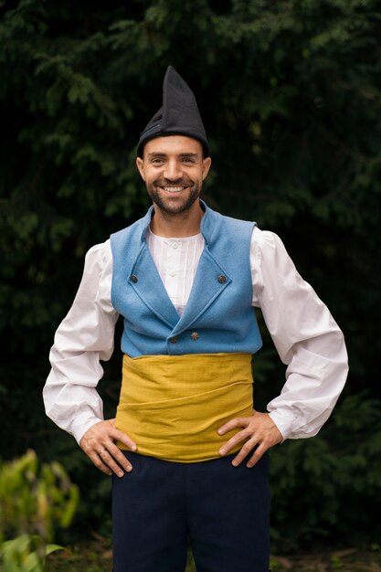 Posa dell'uomo di smiley di vista frontale