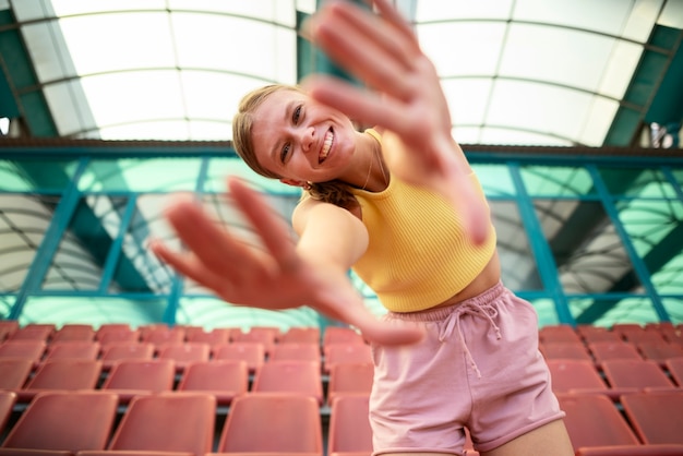 Posa della donna di smiley di angolo basso