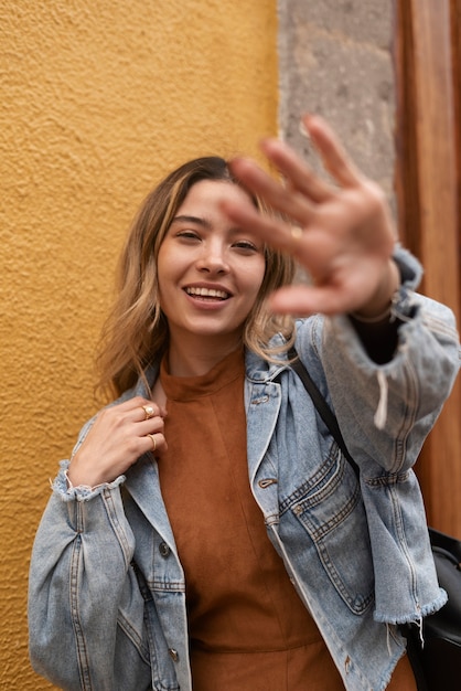 Posa della donna di smiley di vista frontale