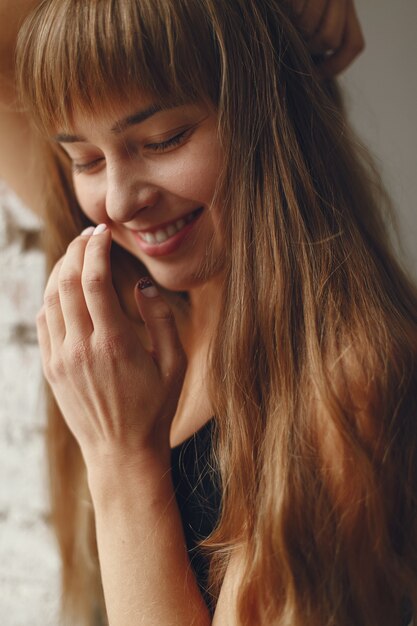 Posa della ragazza di moda