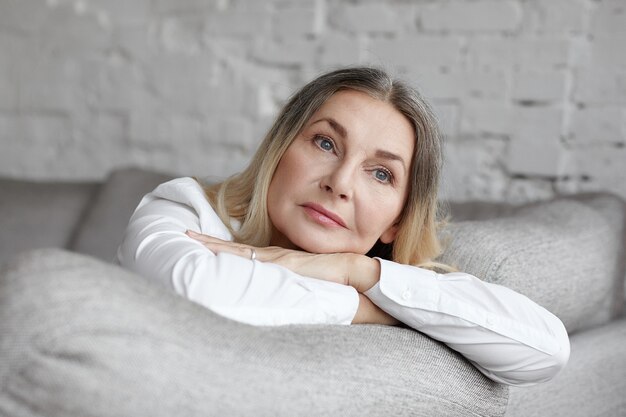 Posa di mezza età espressiva della donna