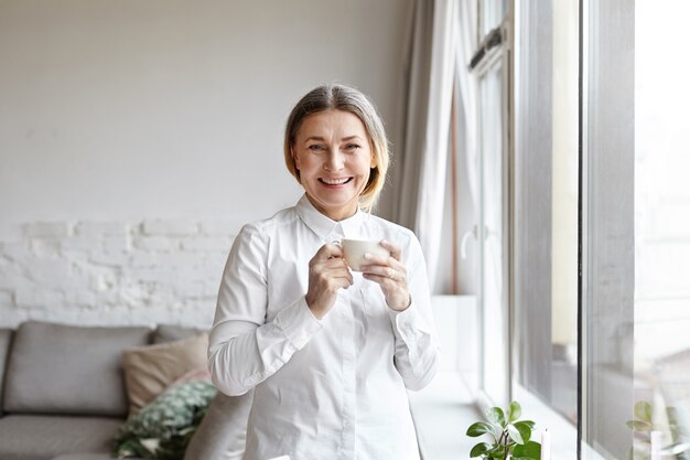 Posa di mezza età espressiva della donna