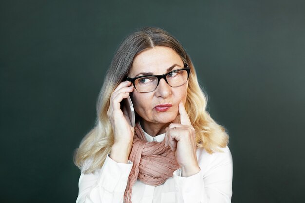 Posa di mezza età espressiva della donna