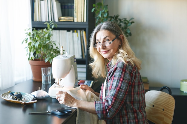 Posa di mezza età espressiva della donna