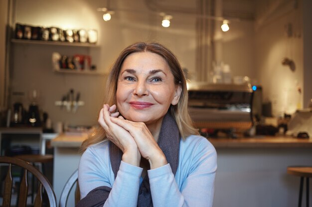 Posa di mezza età espressiva della donna