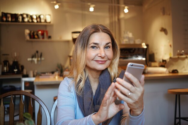 Posa di mezza età espressiva della donna