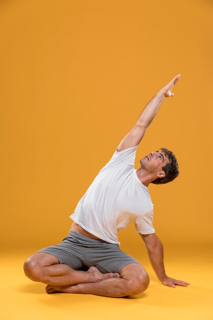 Posa di yoga pratica dell'uomo