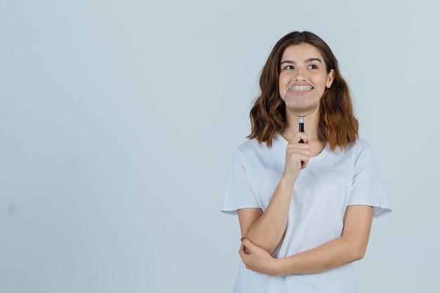 Posa espressiva della giovane donna