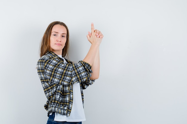 Posa espressiva della giovane donna