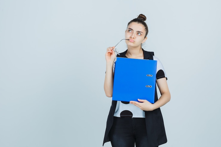 Foto gratuito posa espressiva della giovane donna