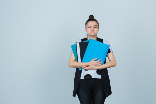 Posa espressiva della giovane donna