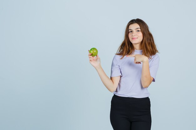 Posa espressiva della giovane donna