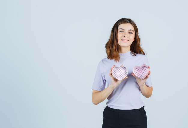 Posa espressiva della giovane donna