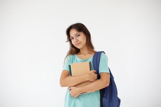 Posa espressiva della giovane donna