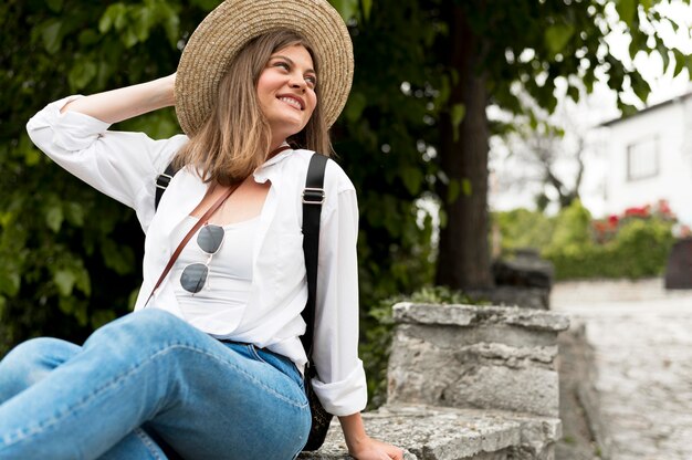 Posa felice della donna del colpo medio