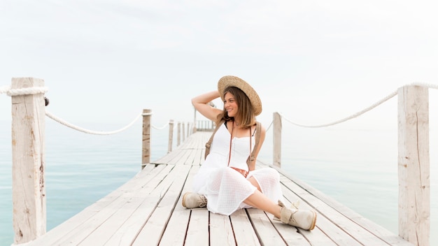 Posa felice della donna della foto a figura intera