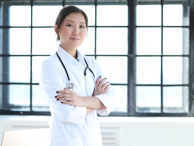 Posa femminile asiatica di medico