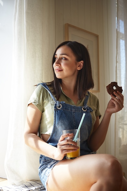 Posa graziosa espressiva della donna