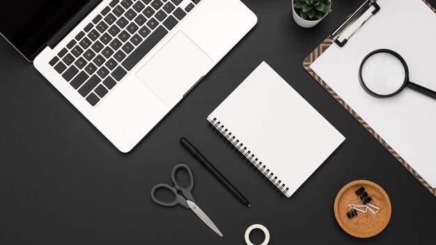 Posa piana di workstation con laptop ed elementi essenziali