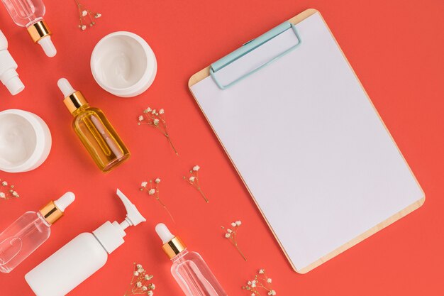 Posa piatta di cosmetici naturali con spazio di copia