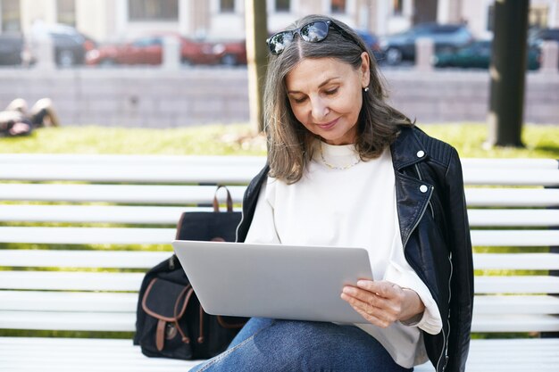 Posa senior espressiva della donna