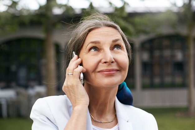 Posa senior espressiva della donna