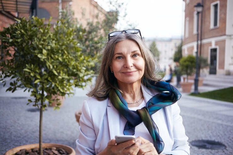 Posa senior espressiva della donna