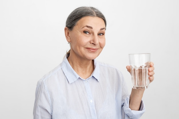 Posa senior espressiva della donna