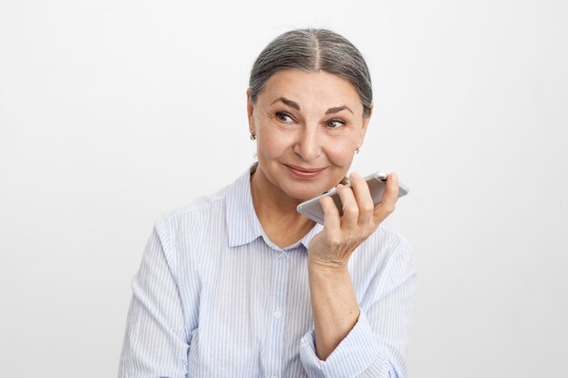 Posa senior espressiva della donna