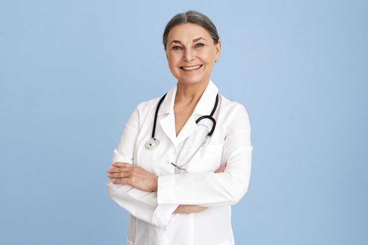 Posa senior espressiva della donna