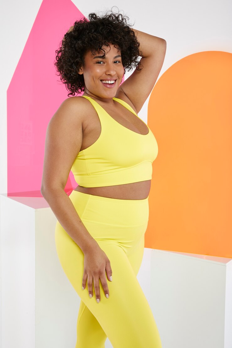 Foto gratuito posa sportiva della donna del colpo medio