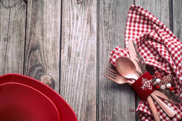 Posate cena di Natale con decorazioni su uno sfondo di legno